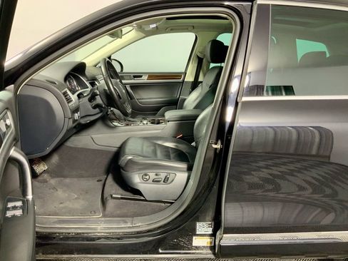 Used 2016 Volkswagen Touareg TDI image 18