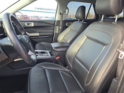 Used 2021 Ford Explorer XLT w/ Equipment Group 202A image 6