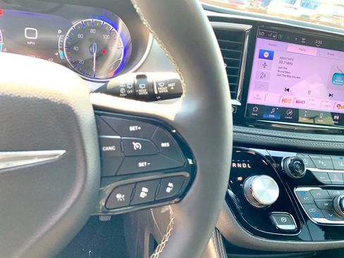 Used 2025 Chrysler Pacifica Limited FWD image 35