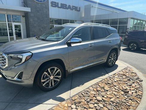 Used 2020 GMC Terrain Denali w/ Denali Premium Package AWD/4WD image 2
