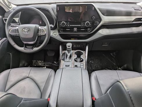 Used 2025 Toyota Highlander Platinum AWD/4WD image 17