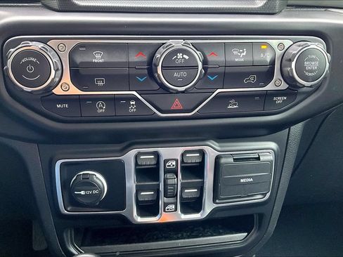 Used 2023 Jeep Wrangler Unlimited Sahara AWD/4WD image 16