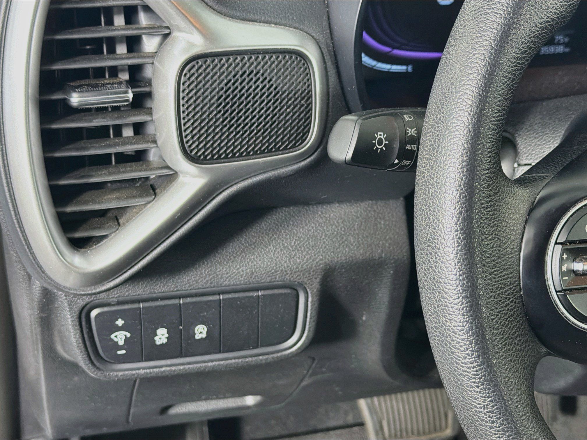 Used 2025 Kia Soul LX w/ LX Technology Package FWD image 17