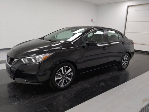 Used 2021 Nissan Versa SV image 2