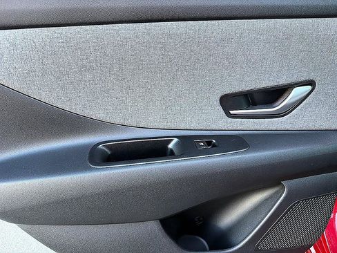 Certified 2025 Hyundai Elantra Limited FWD image 10