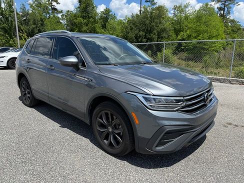 Used 2024 Volkswagen Tiguan SE image 3
