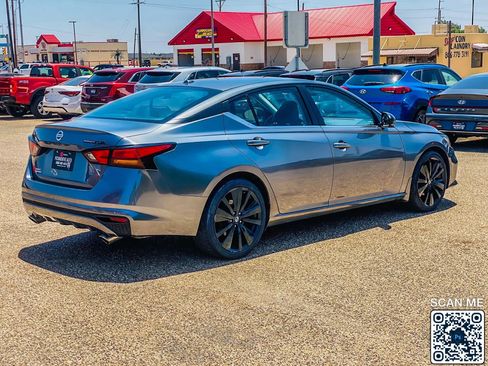 Used 2022 Nissan Altima 2.5 SR w/ Midnight Edition Package FWD image 8