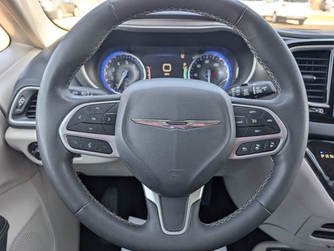 Used 2023 Chrysler Pacifica Touring-L image 13