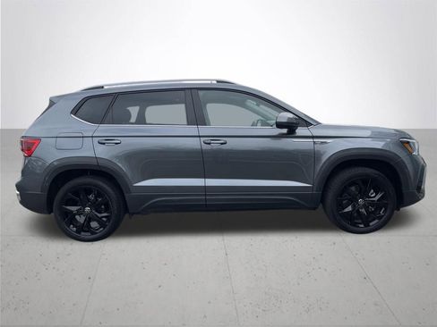 Used 2023 Volkswagen Taos SE w/ Panoramic Sunroof Package FWD image 4