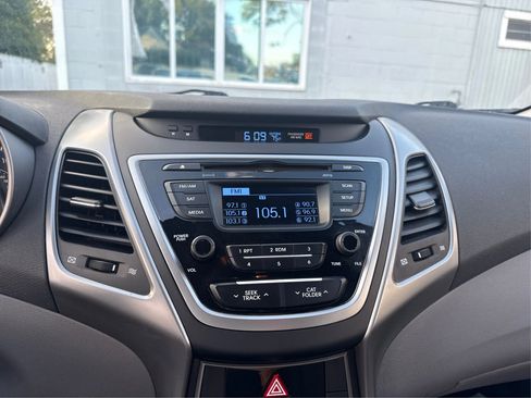 Used 2016 Hyundai Elantra SE image 17