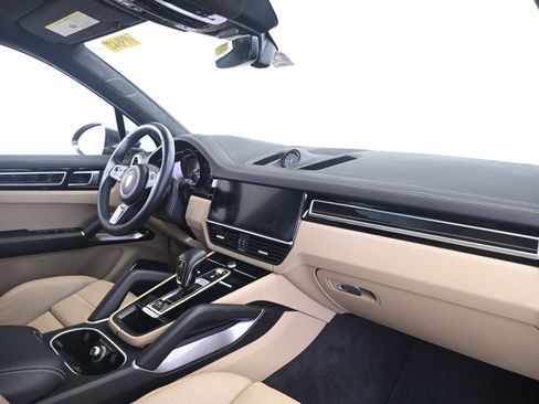 Certified 2023 Porsche Cayenne Turbo AWD/4WD image 22