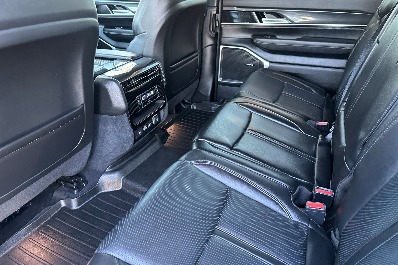 Used 2022 Jeep Wagoneer Series I AWD/4WD image 13