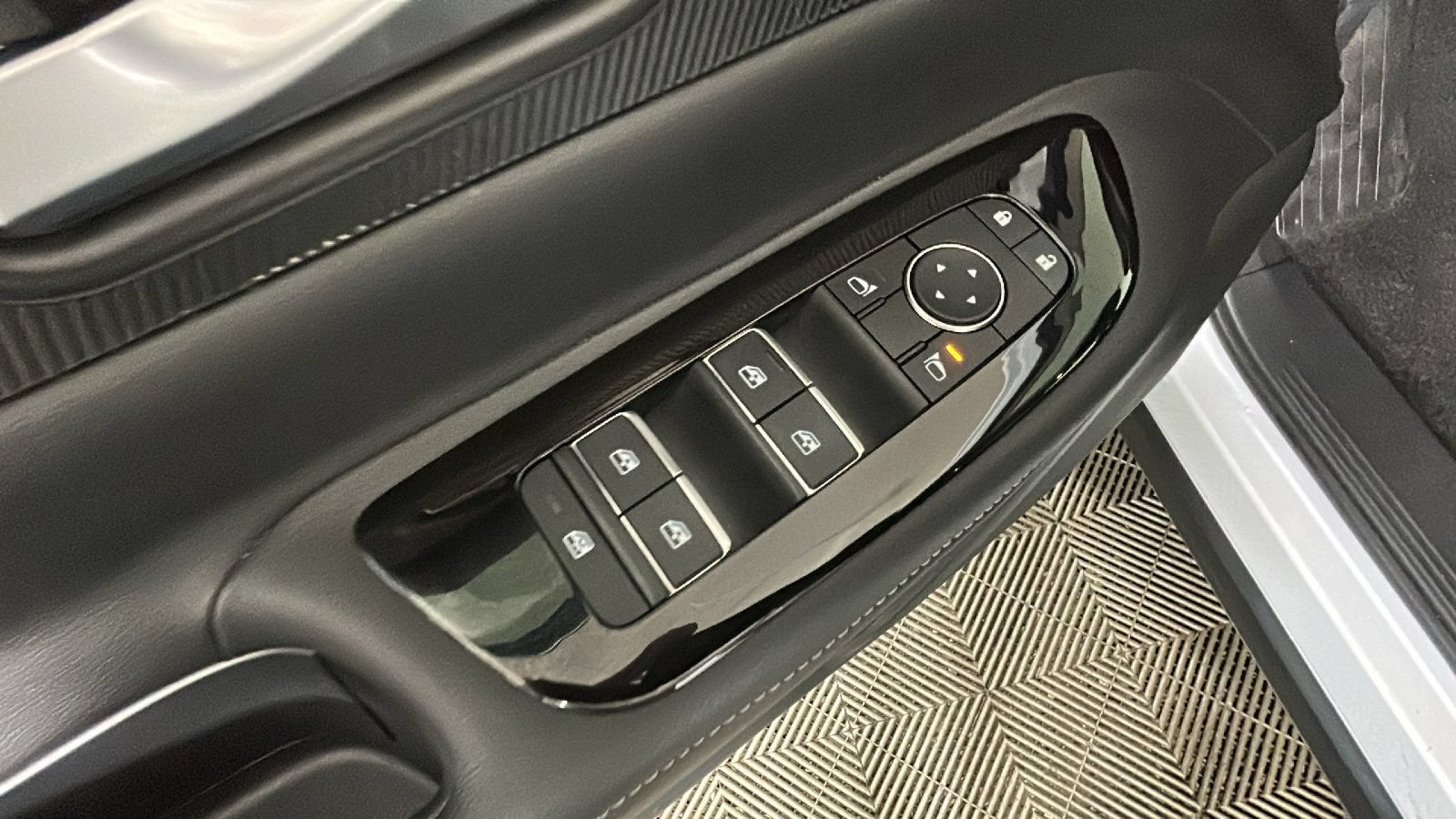 Used 2025 Nissan Murano SV FWD image 12