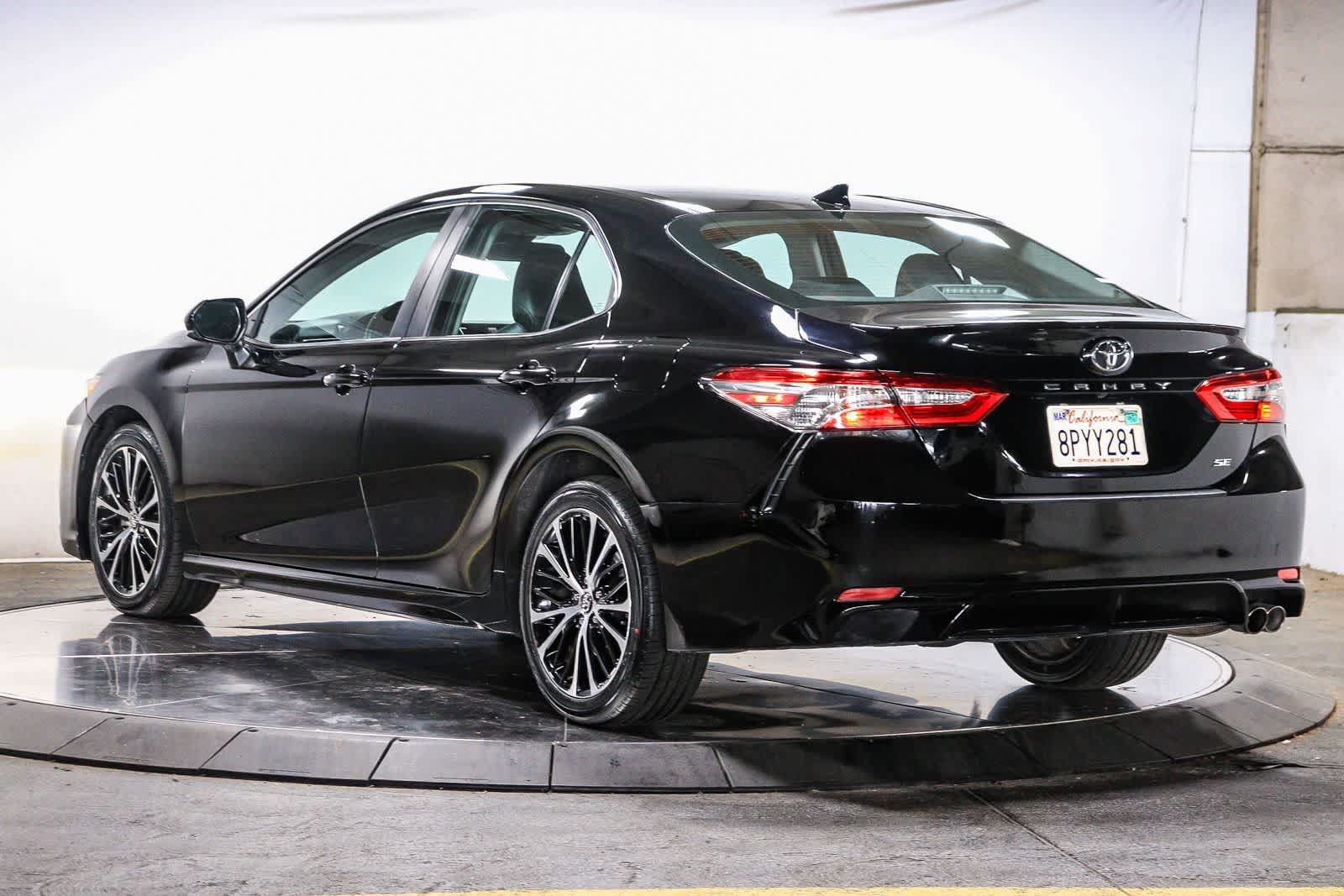 Used 2020 Toyota Camry SE w/ Carpet Mat Package FWD image 2