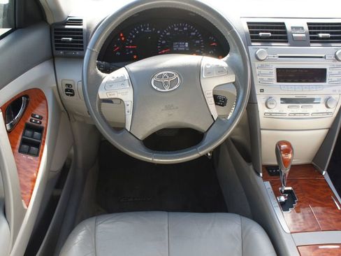 Used 2011 Toyota Camry XLE image 5