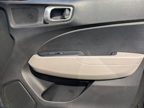 Used 2025 Hyundai Venue SEL FWD image 32