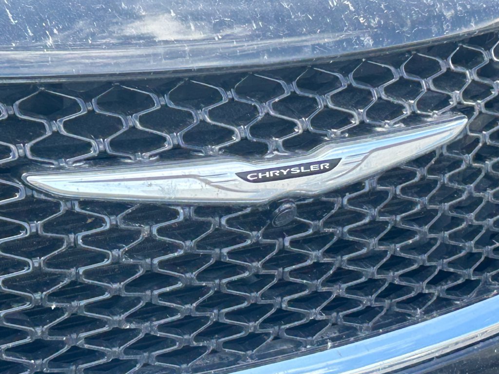 Used 2024 Chrysler Pacifica Touring-L FWD image 9