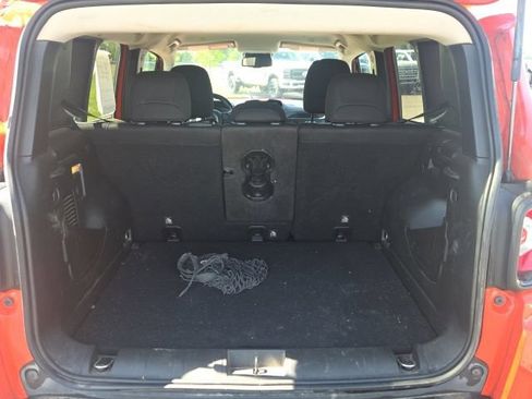 Used 2020 Jeep Renegade Altitude w/ UConnect 8.4 Nav Group FWD image 11