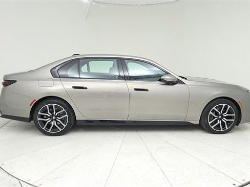 Used 2024 BMW 740i image 4