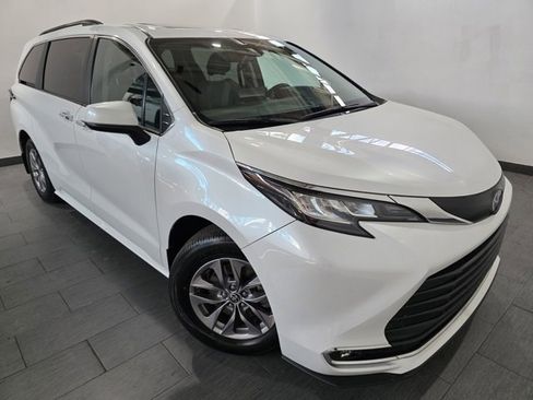 Used 2023 Toyota Sienna XLE w/ XLE Plus Package image 7