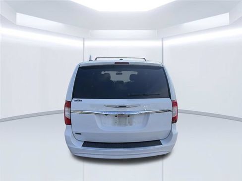 Used 2015 Chrysler Town & Country Touring FWD image 7