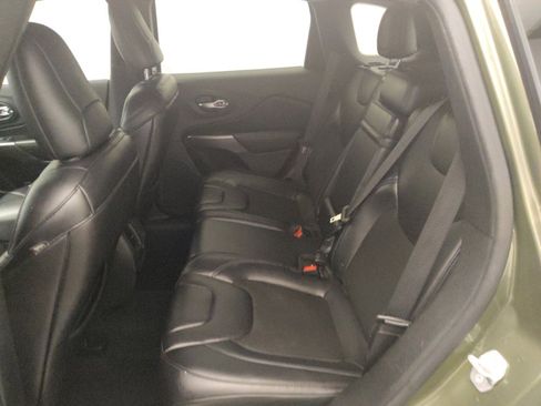 Used 2019 Jeep Cherokee Latitude Plus w/ Comfort/Convenience Group FWD image 18