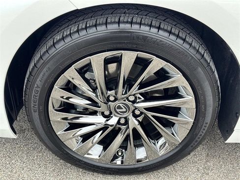 Used 2025 Lexus ES 300h w/ Luxury Package image 9
