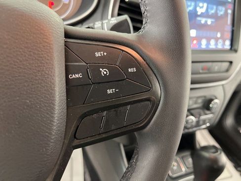 Used 2022 Jeep Cherokee Trailhawk w/ Comfort/Convenience Group AWD/4WD image 17