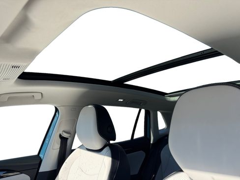 New 2025 Volkswagen Tiguan SE image 4