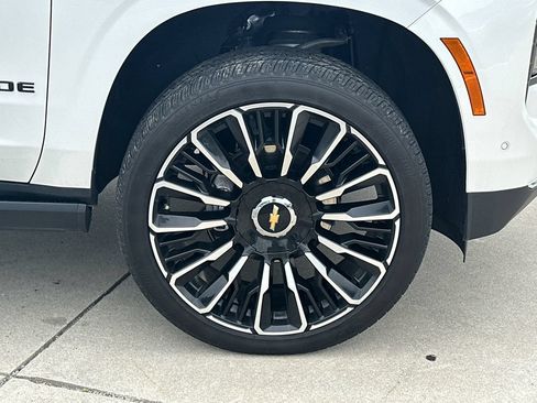 Used 2025 Chevrolet Tahoe High Country AWD/4WD image 12