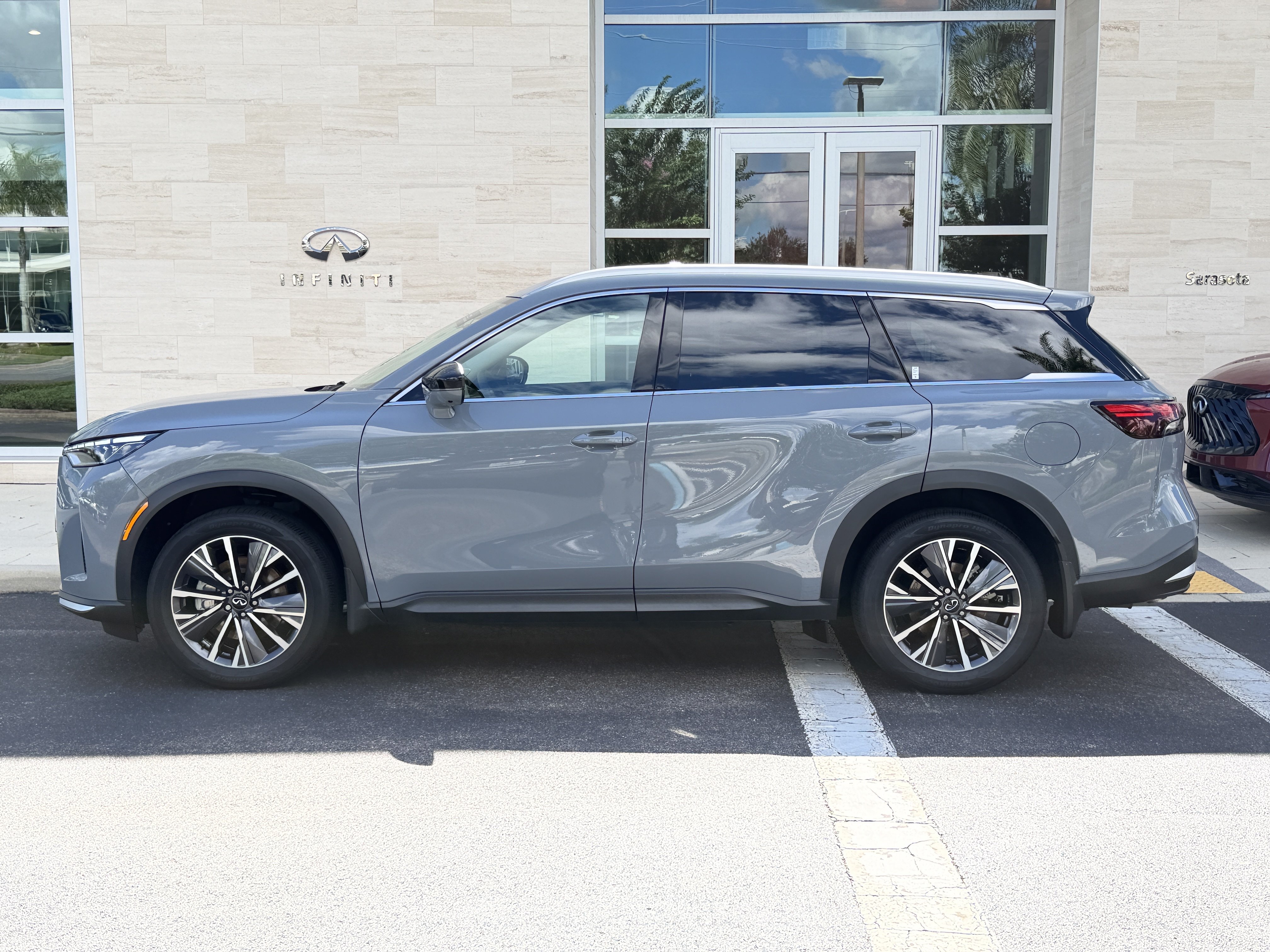 Certified 2027 INFINITI QX60 Luxe w/ Cargo Package FWD image 4