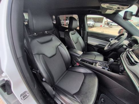 Used 2025 Jeep Compass Latitude w/ Sun & Sound Group AWD/4WD image 30
