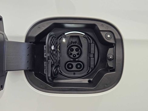 New 2025 Mercedes-Benz S 580e 4MATIC Sedan image 44