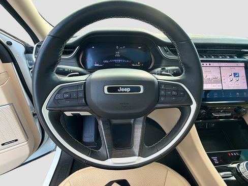 Used 2022 Jeep Grand Cherokee Limited w/ Luxury Tech Group II AWD/4WD image 41