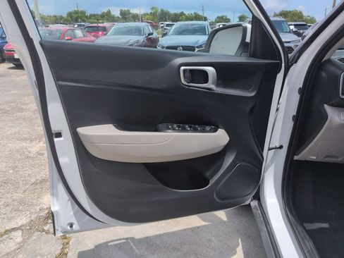 Used 2025 Hyundai Venue SEL FWD image 11