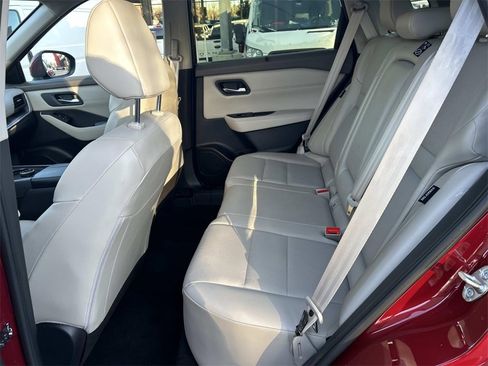 Used 2025 Nissan Rogue SV w/ SV Premium Package image 12