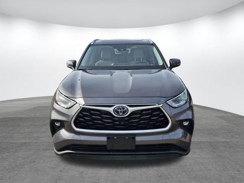 Used 2021 Toyota Highlander XLE image 2