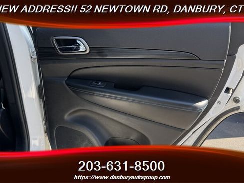 Used 2019 Jeep Grand Cherokee Laredo AWD/4WD image 26