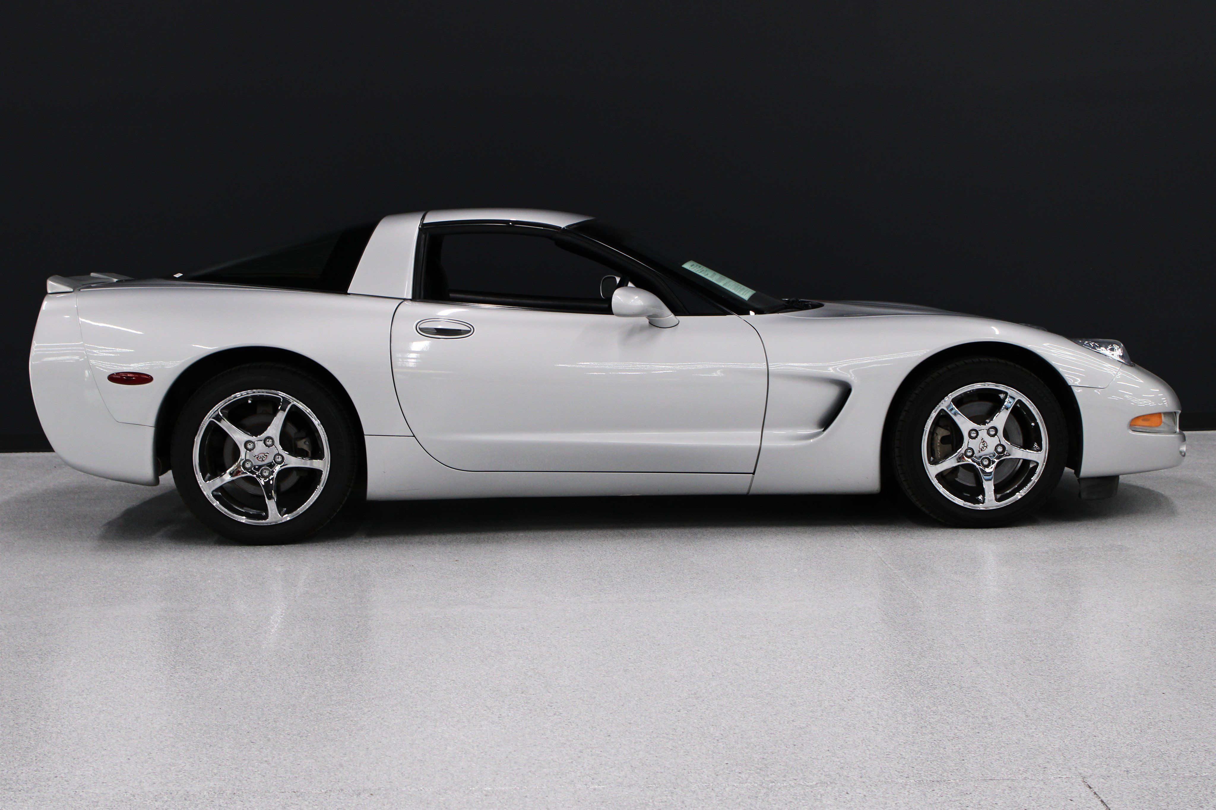 Used 2000 Chevrolet Corvette Coupe w/ Roof Pkg RWD image 20