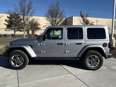 Used 2018 Jeep Wrangler Unlimited Sahara image 2