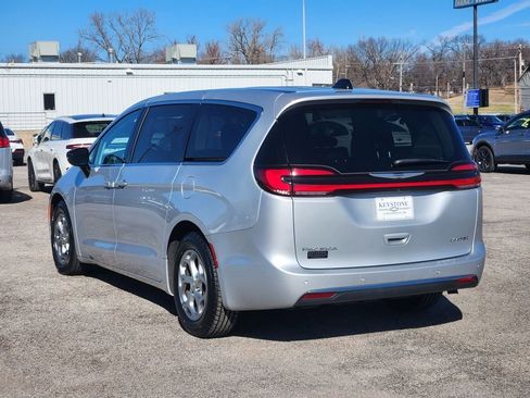 Used 2024 Chrysler Pacifica Limited FWD image 7