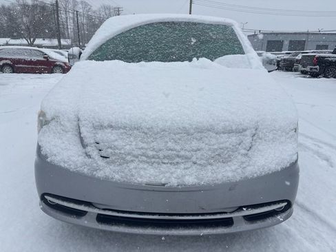 Used 2013 Chrysler Town & Country Touring-L w/ Driver Convenience Group image 8