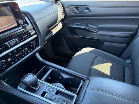 Used 2025 Nissan Pathfinder SV FWD image 37