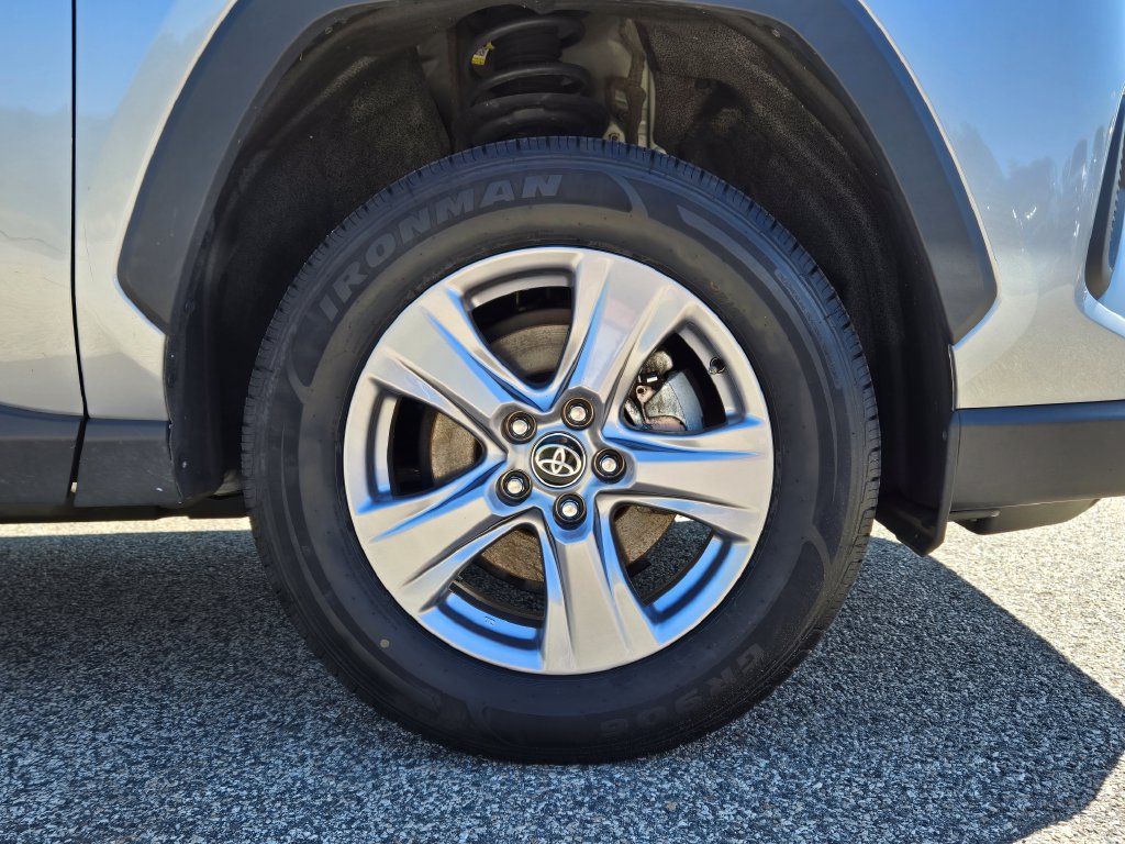 Used 2025 Toyota RAV4 XLE AWD/4WD image 11