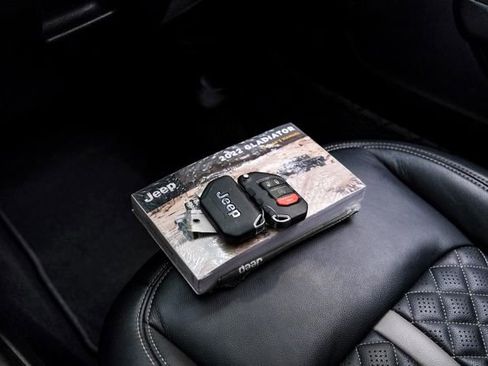 Used 2022 Jeep Gladiator Rubicon w/ Cold Weather Group image 90