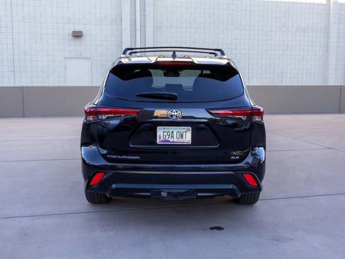 Used 2024 Toyota Highlander XLE FWD image 5