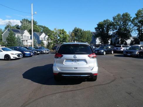 Used 2018 Nissan Rogue SV AWD/4WD image 4