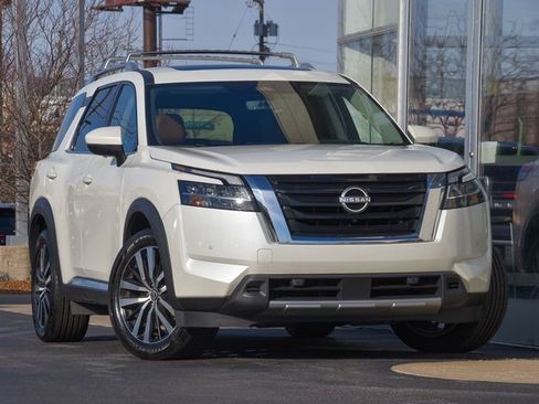 Used 2023 Nissan Pathfinder Platinum w/ Cargo Package image 7