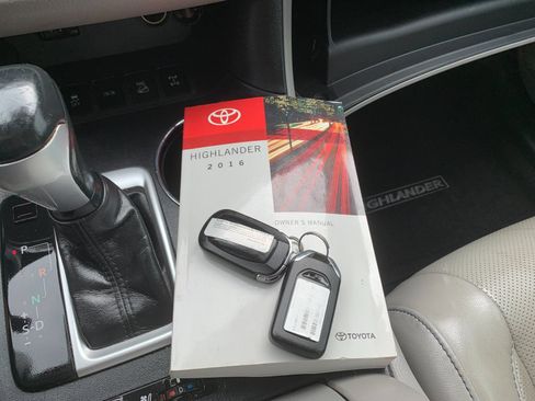 Used 2016 Toyota Highlander Limited AWD/4WD image 10