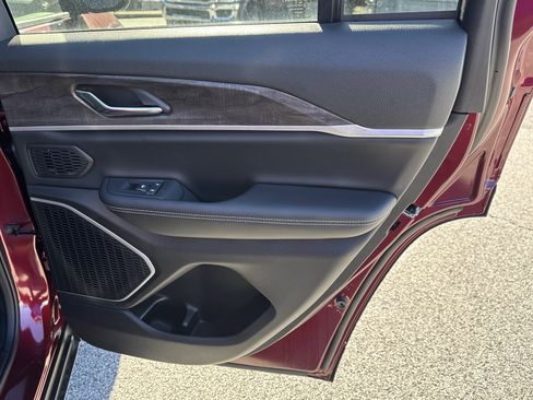 New 2025 Jeep Grand Cherokee Limited w/ Black Appearance Package image 22